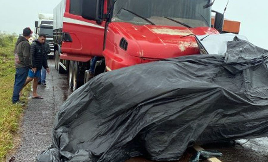 Mulher morre após carro rodar na pista e ser atingido por carreta na BR-369