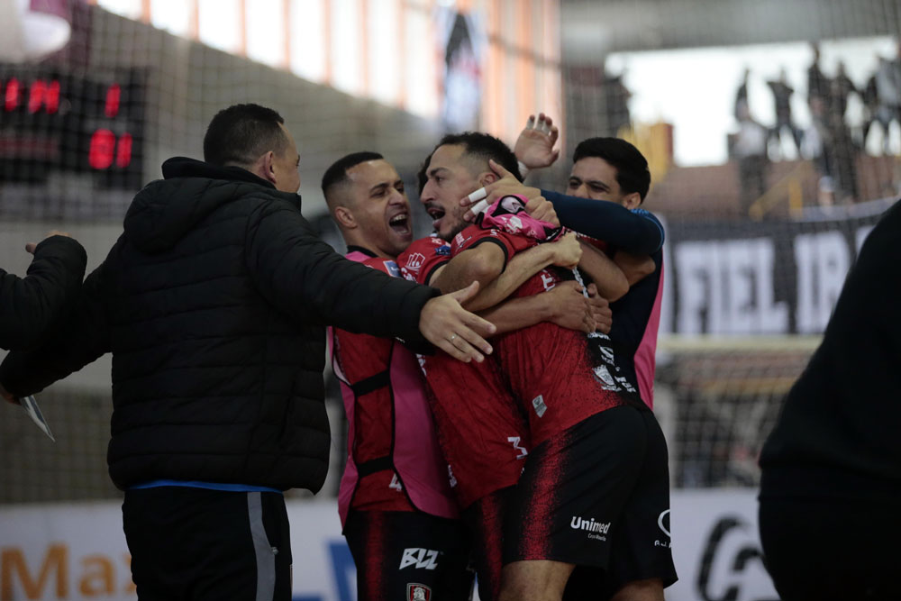 Campo Mourão vence Corinthians de virada na Liga Nacional de Futsal